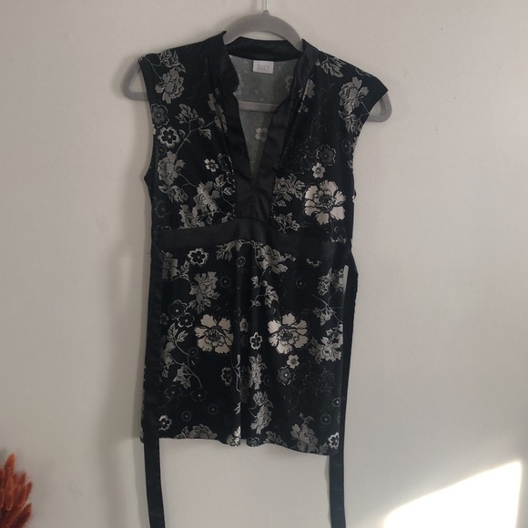 Mandarin Satin and Floral Size M Tie Up Top - Picture 7 of 9